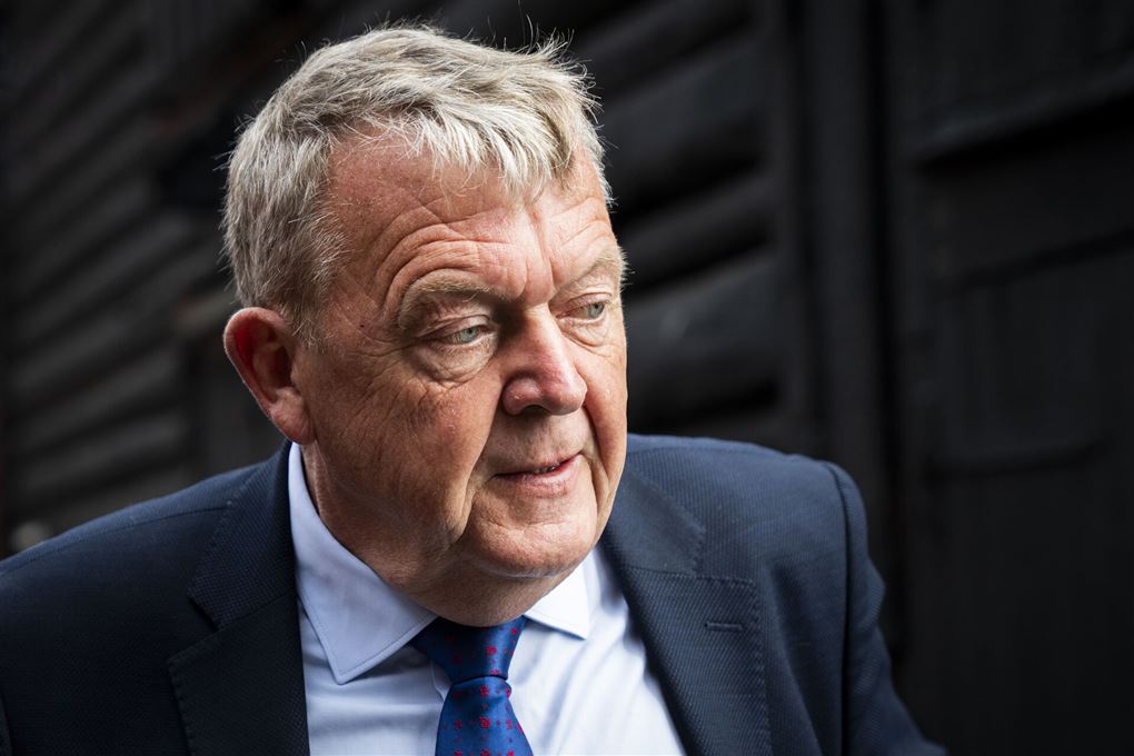Mand i jakke og slips ser bekymret ud