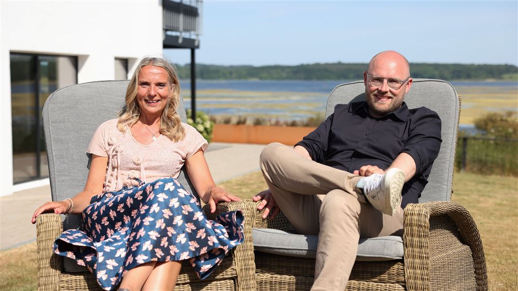 Mand og kvinde sidder i havemøbler