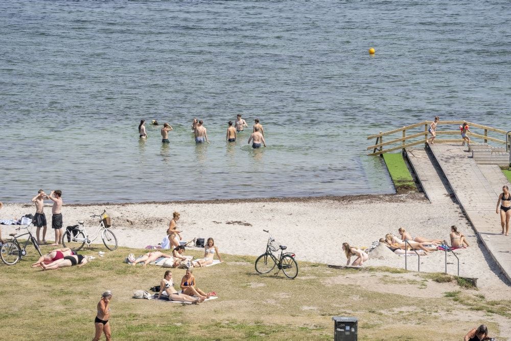 badegæster på strand