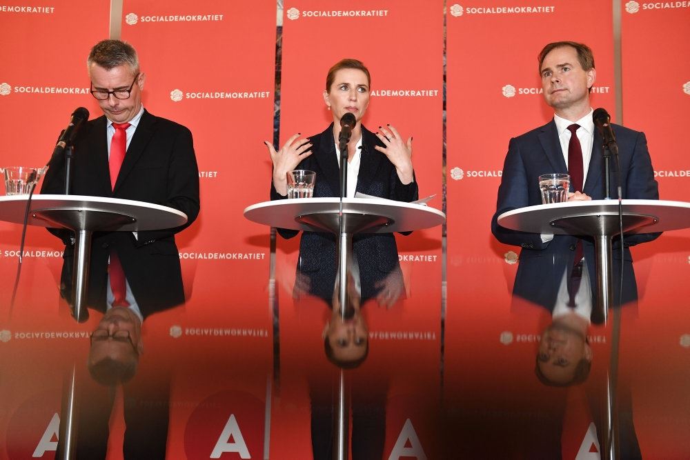 tre polotikere bag høje borde