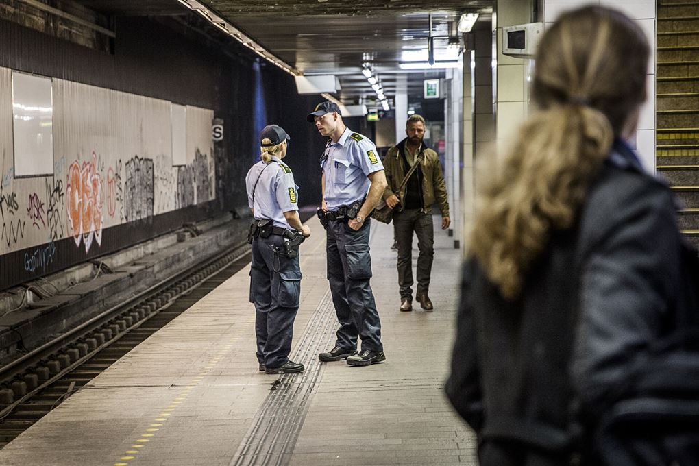 en perron med politi