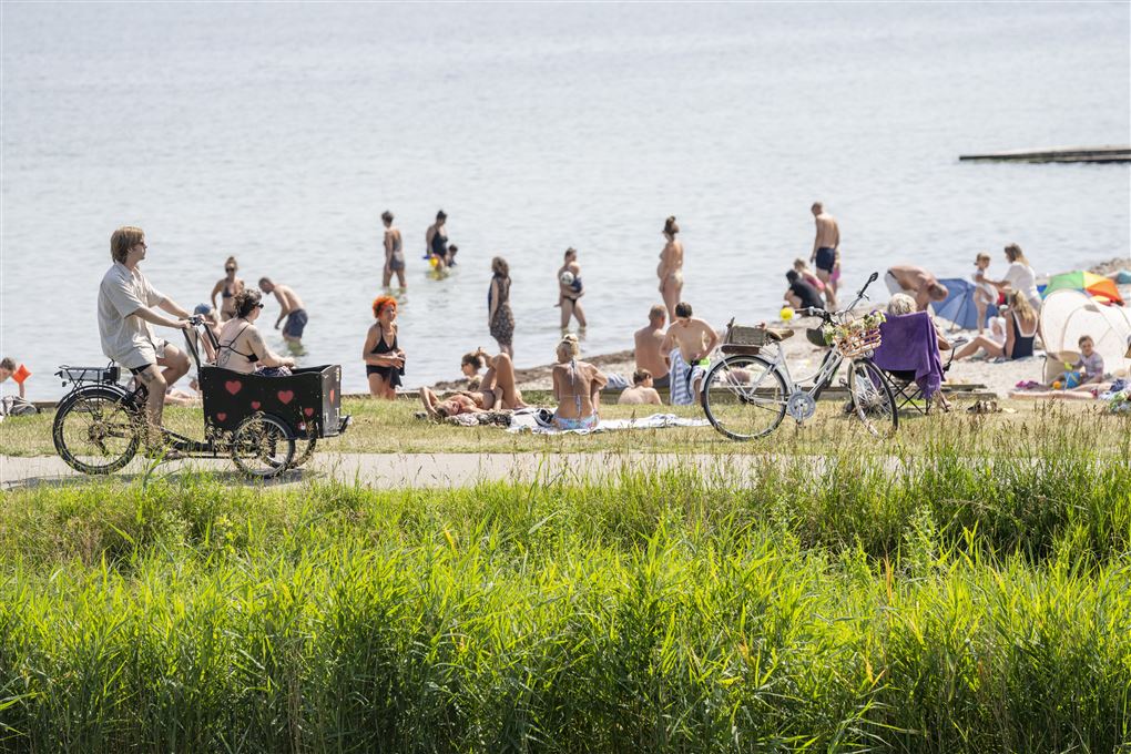 mange mennsesker på strand