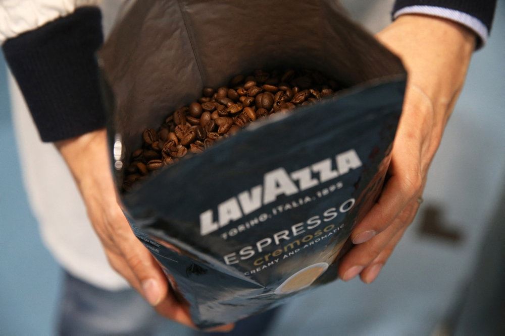 person står med kaffebønner