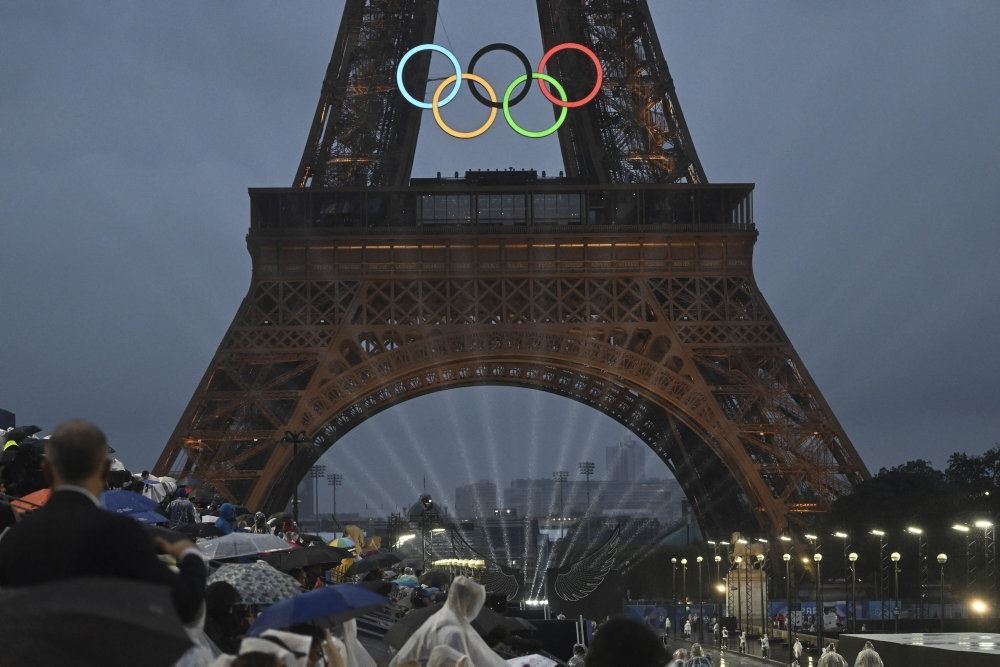 foden af eiffeltårnet med de olympiske ringe