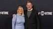 Cecilie Schmeichel i lyseblå stram kjole med Peter ved sin side