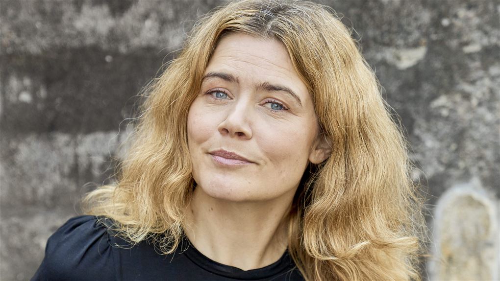 smuk kvinde kigger direkte i kameraet