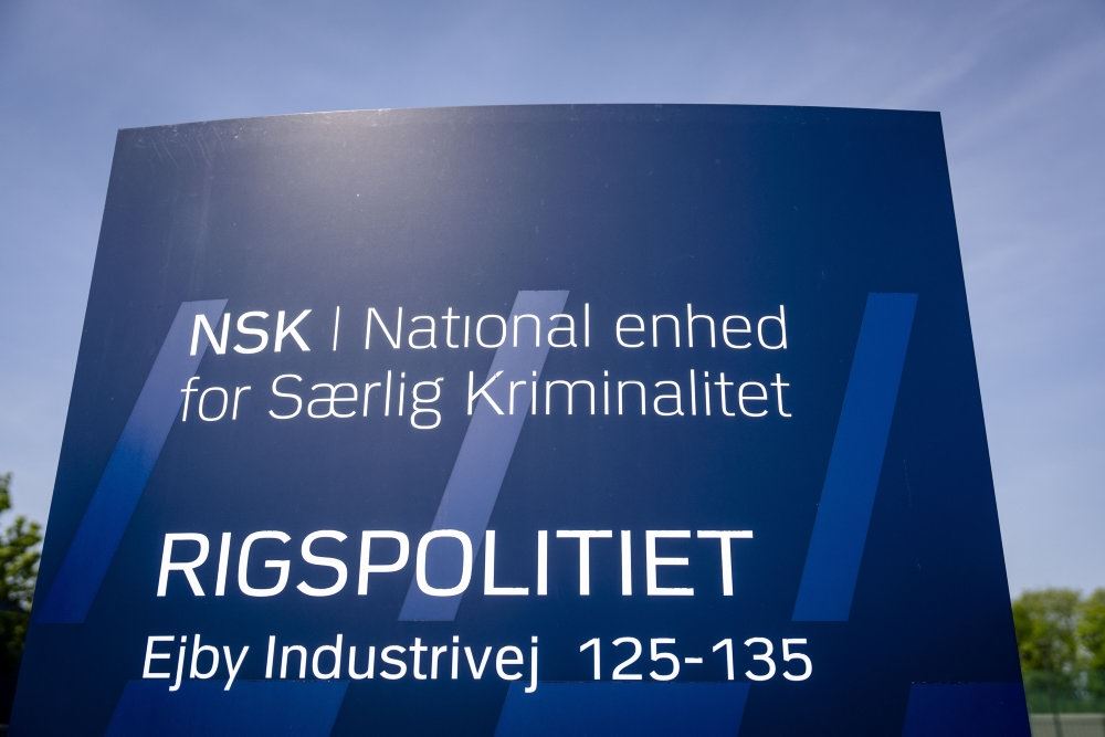 bygning med massiv tekst