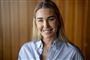 portræt af en smilende jeanette ottesen