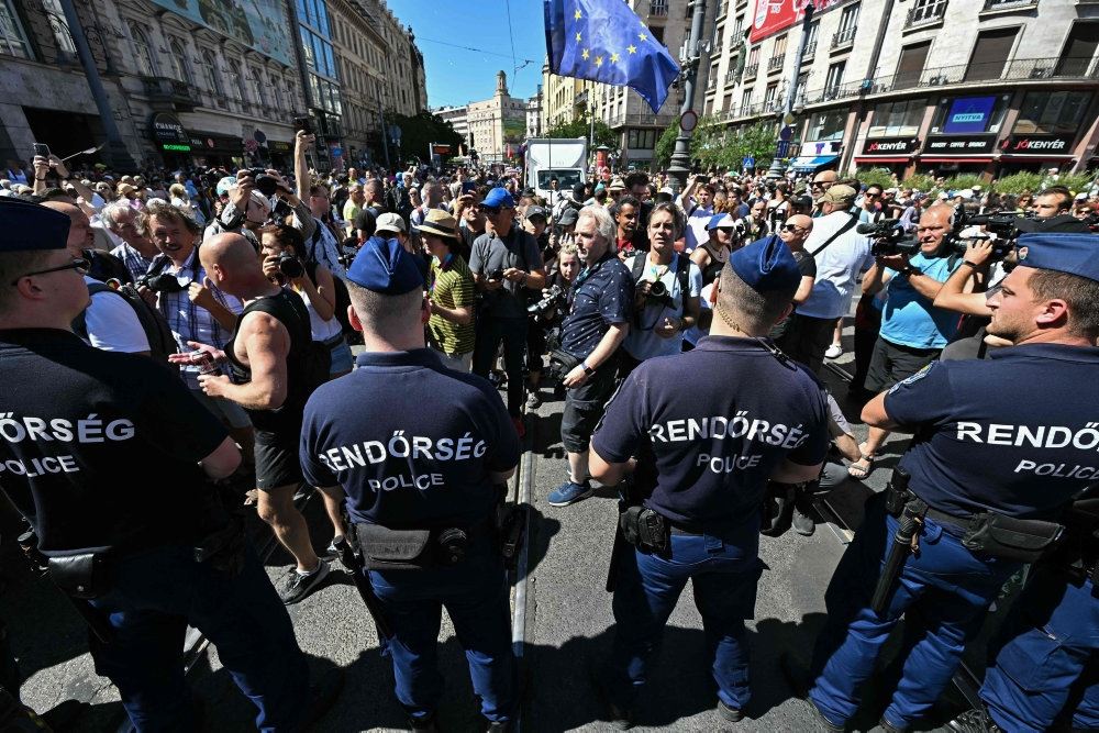 Politi danner kæde