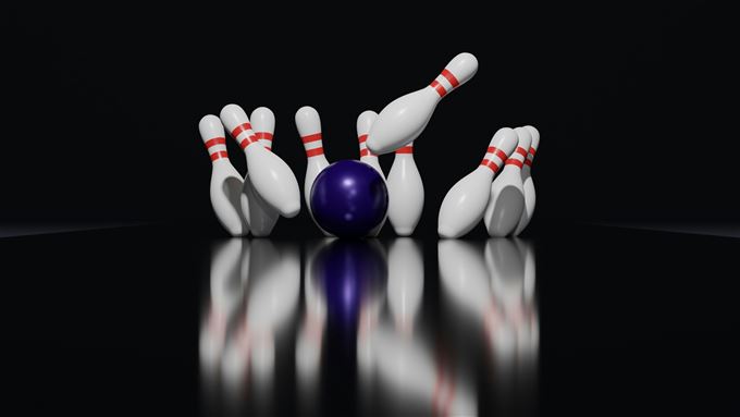 en bowlingkugle vælter kegler