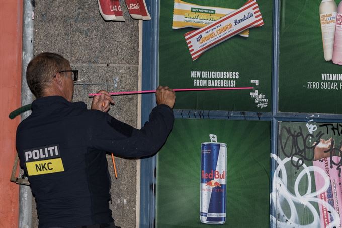 politi til stede ved butik