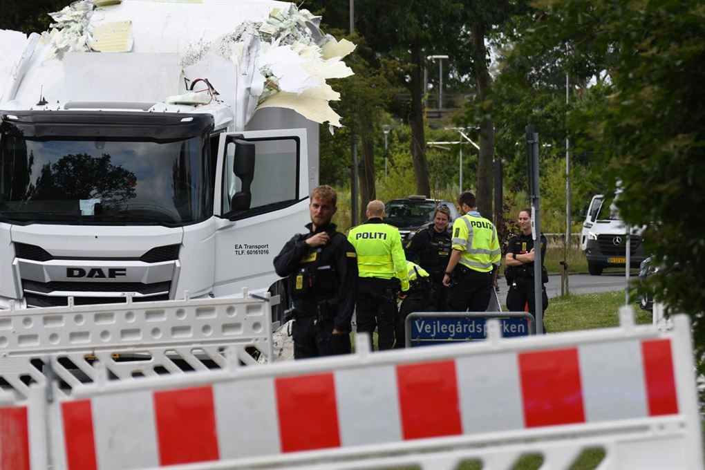 politibetjente ved ødelagt lastbil 