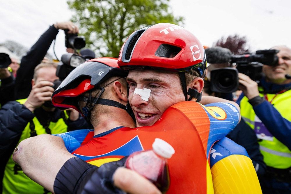 to cykelryttere krammer