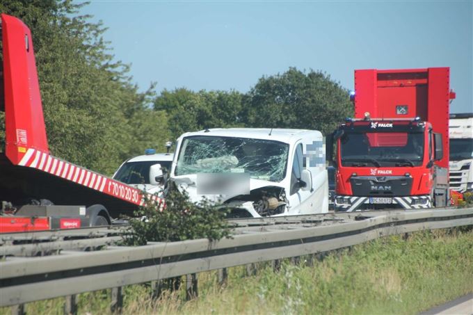 varebil holder smadret på motorvej