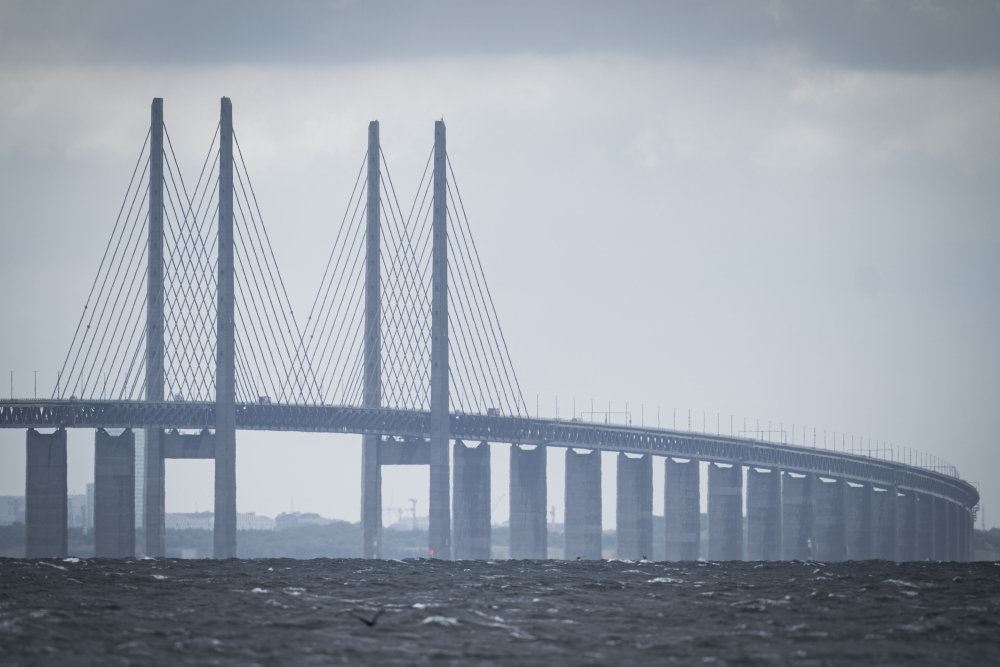 øresundsbroen i tusmørke