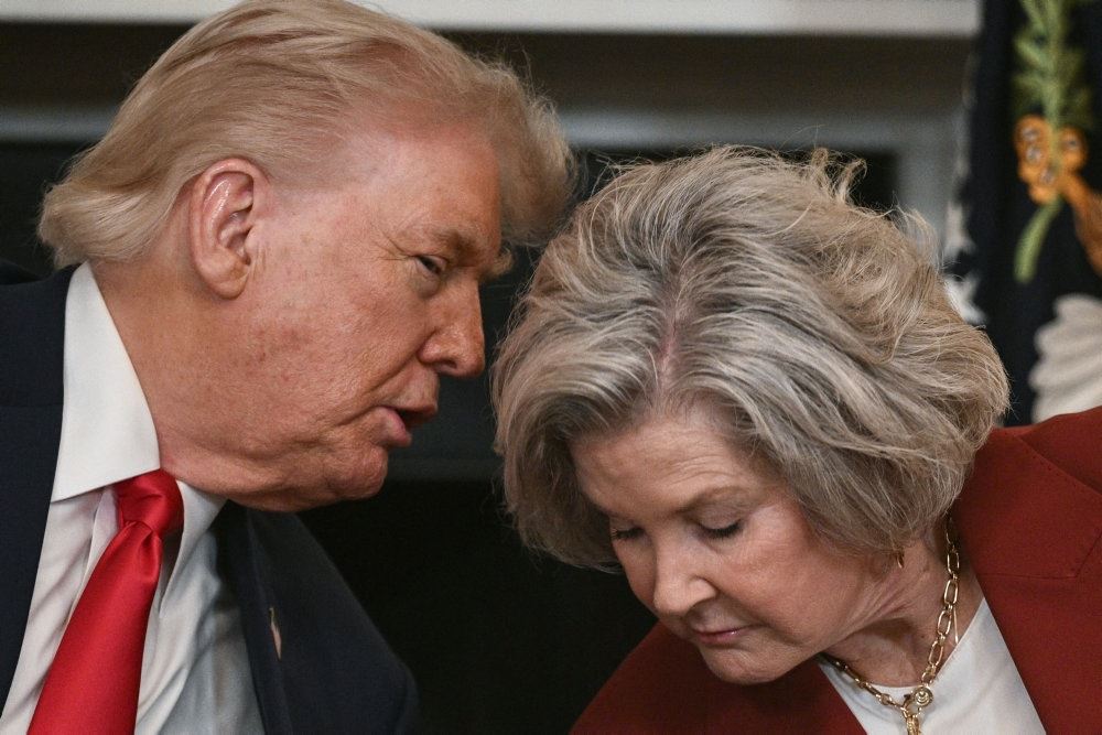 Trump og en gråhåret kvinde