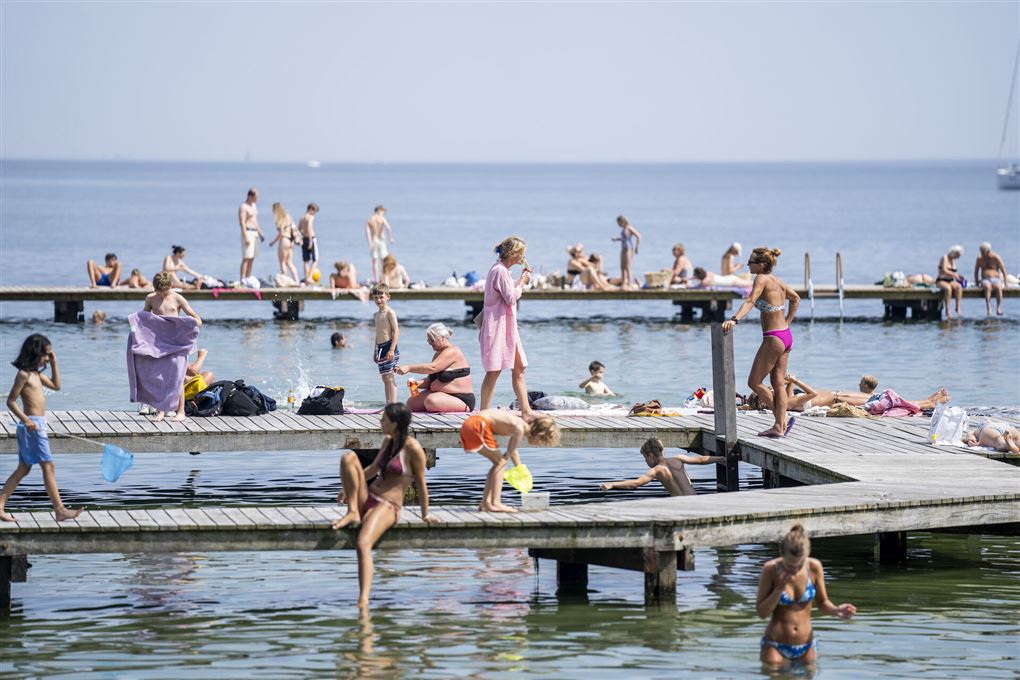 folk på badebroer i varmen