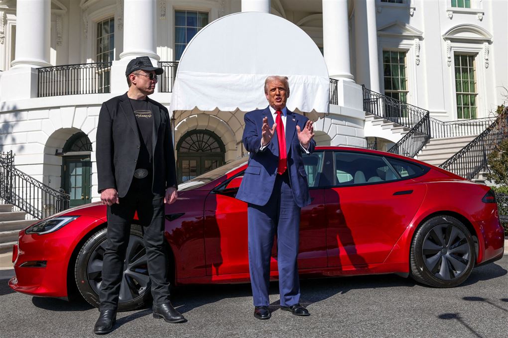 Trump og Musk ved en Tesla