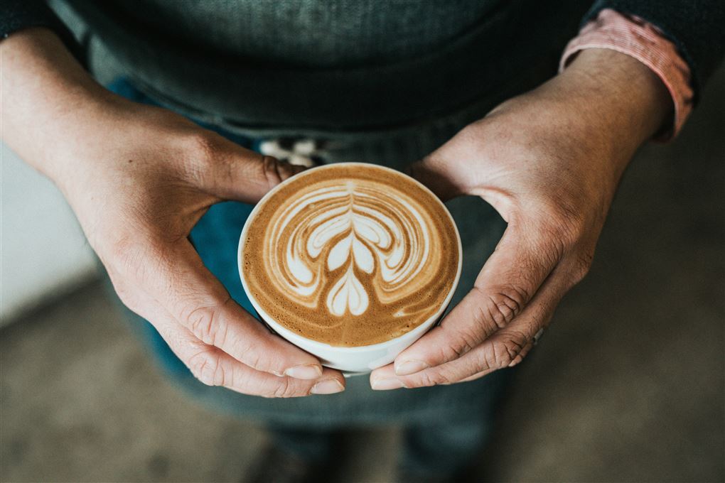en kop kaffe med mønster