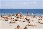 folk solbader på strand