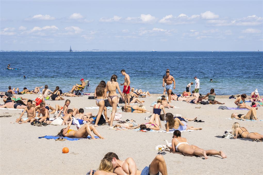 folk solbader på strand