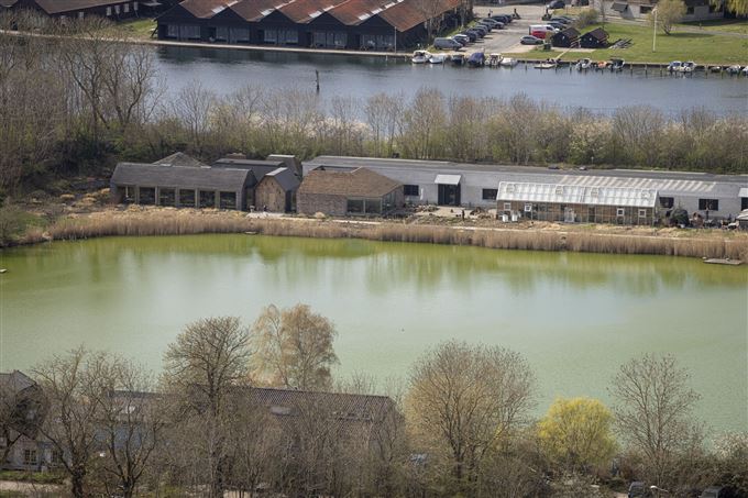 billede af restaurant der ligger ved sø
