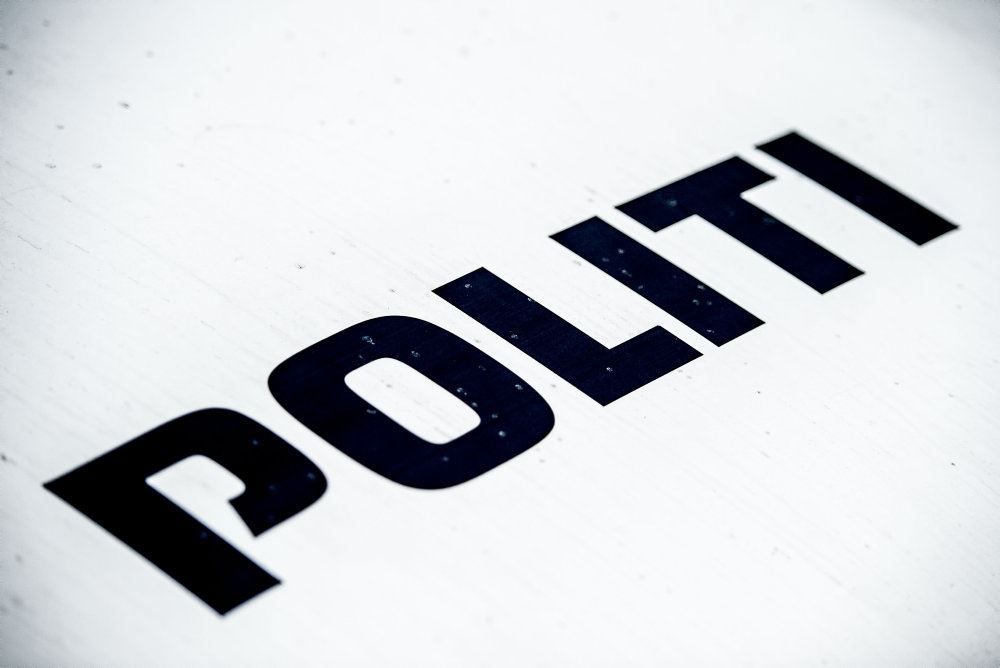pollitilogo på hvid baggrund