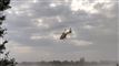 helikopter på skyet baggrund