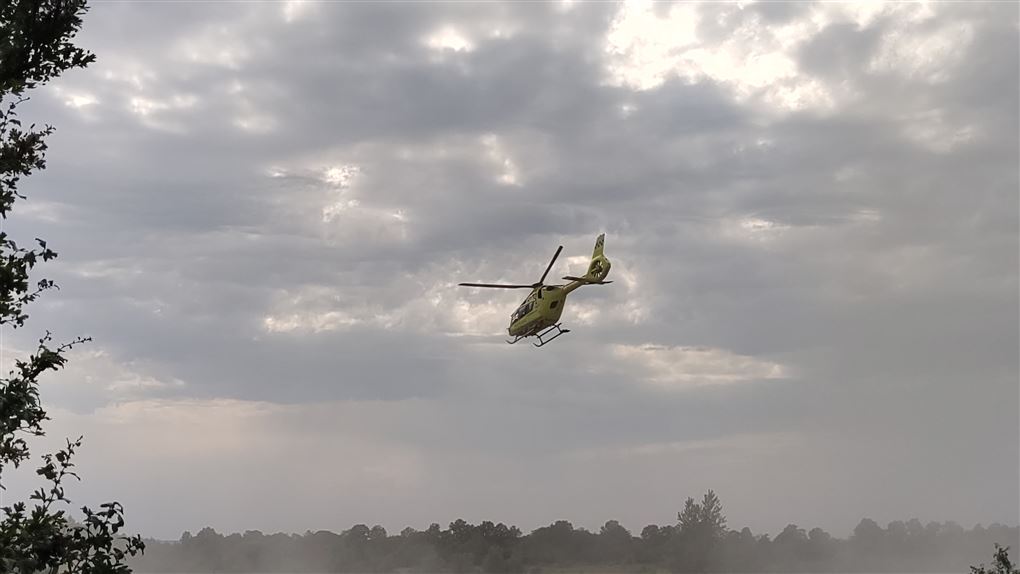 helikopter på skyet baggrund