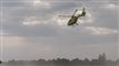 helikopter på skyet baggrund