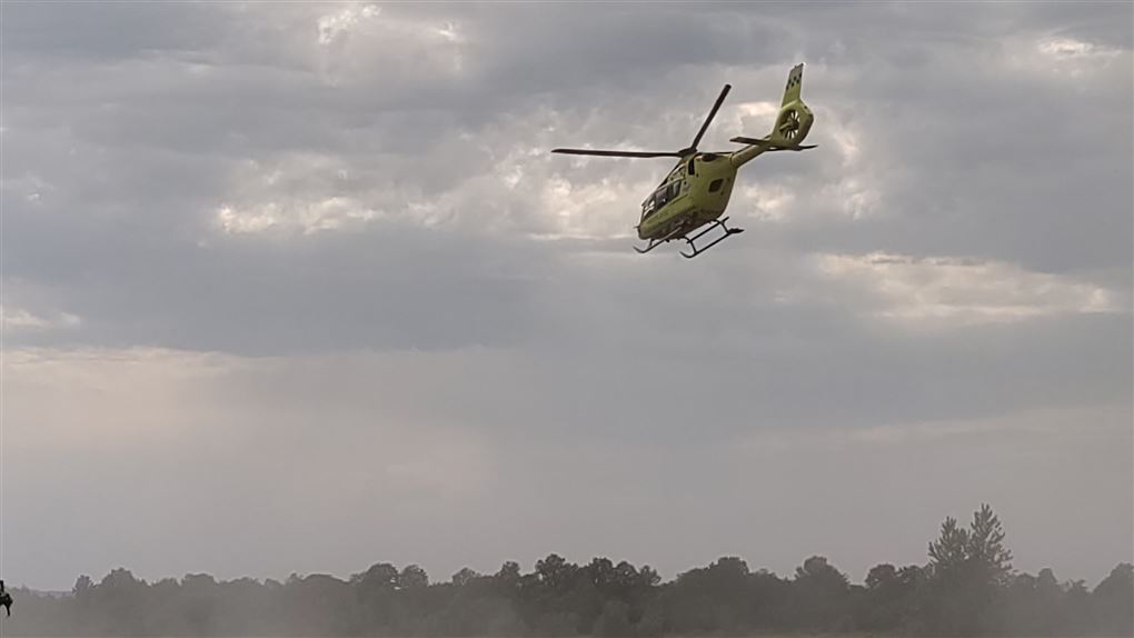 helikopter på skyet baggrund