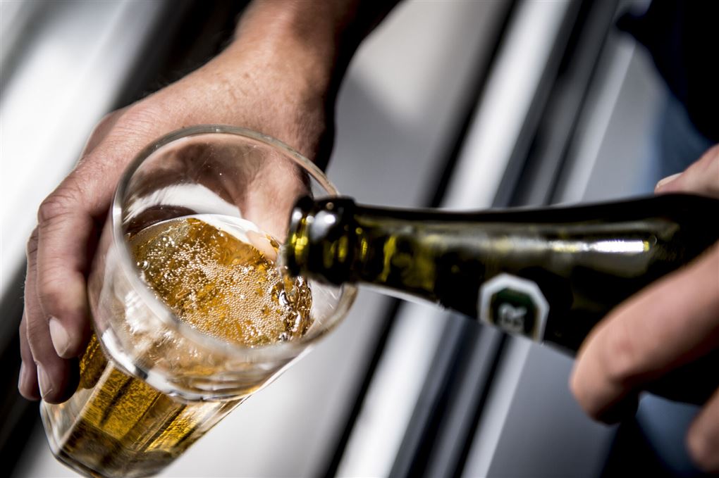 en øl hældes op i et glas