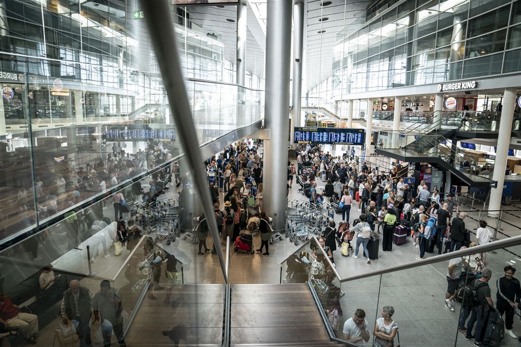 mange passagerer samlet i lufthavn