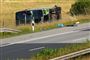 en bus er tiltet i grøft