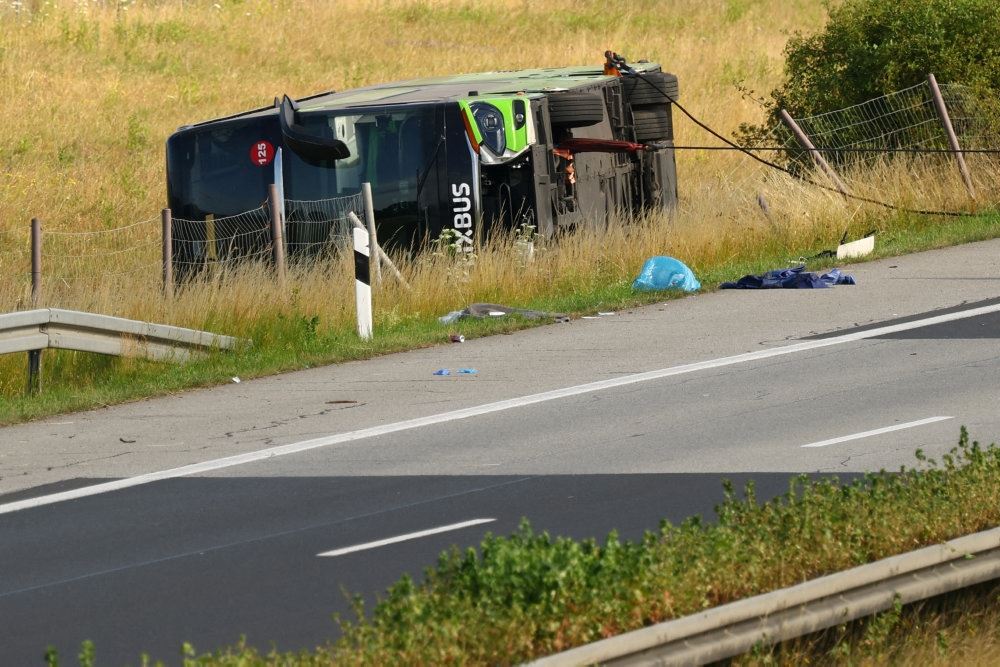 en bus er tiltet i grøft
