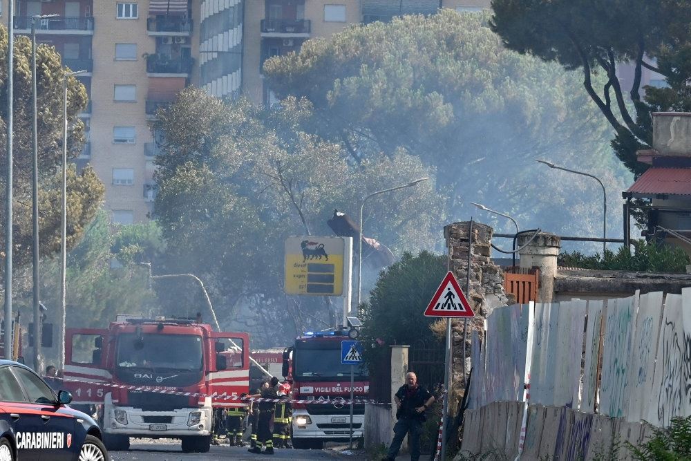 Beredskabet arbejder ved en tankstation i Rom efter en eksplosion