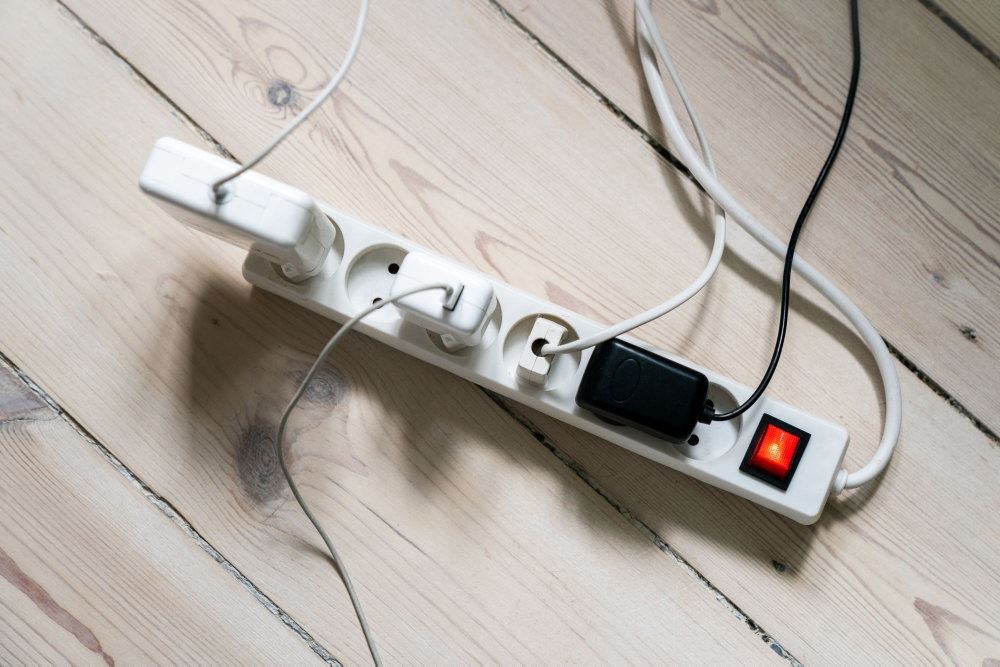 en stikdåse med isatte ledninger