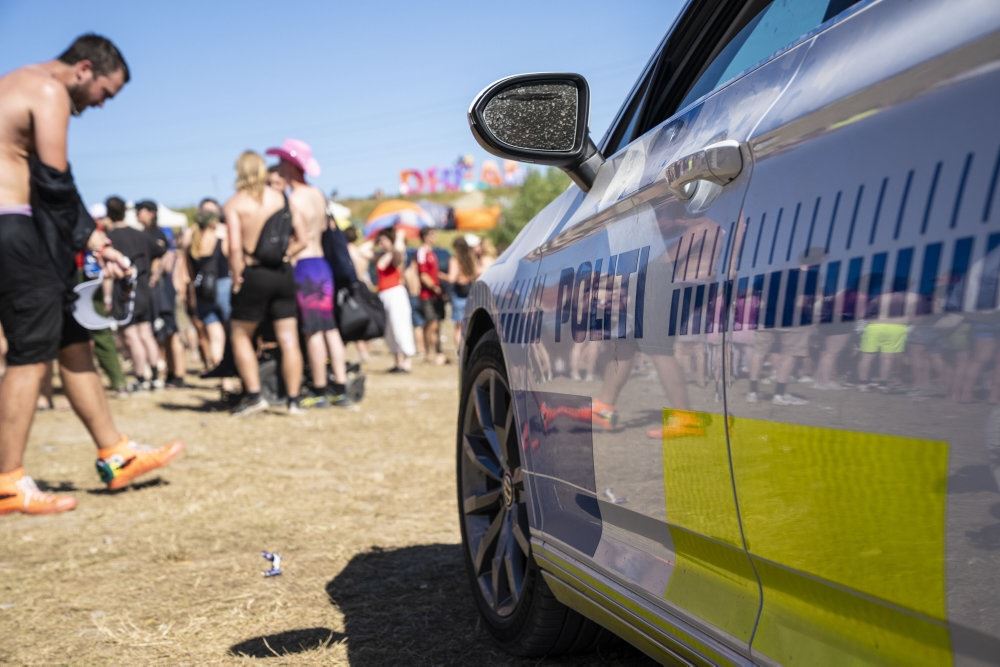 en politibil på en festivalplads