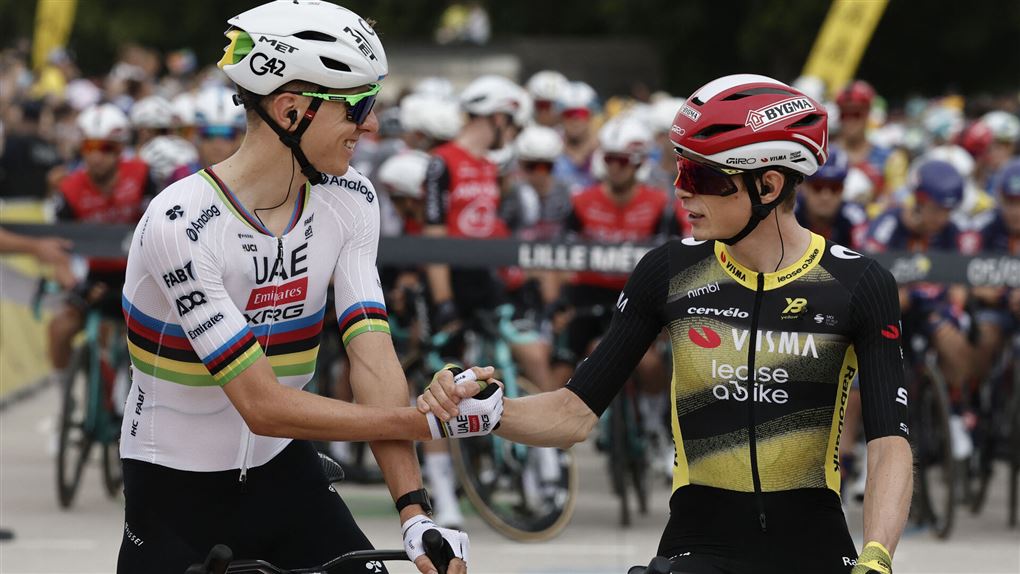to cykelryttere hilser på hinanden