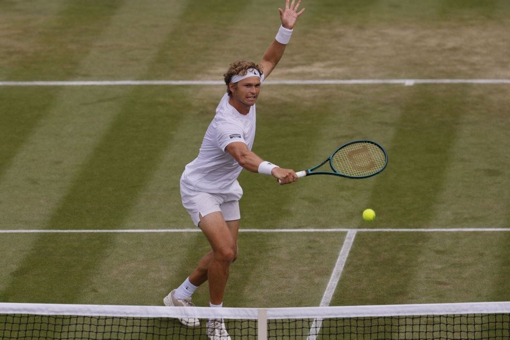 en tennisspiller i aktion