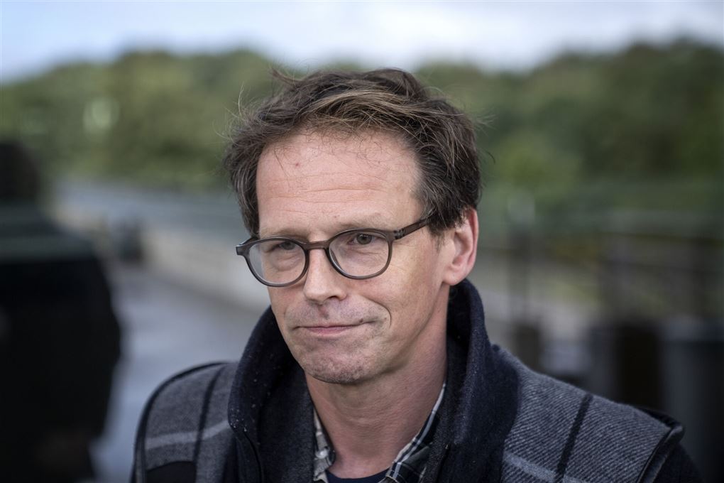 en mand ser alvorlig ud