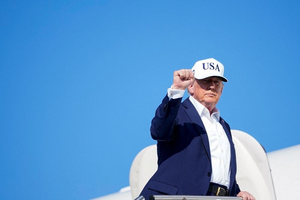 Trump holder en knyttet næve i vejret