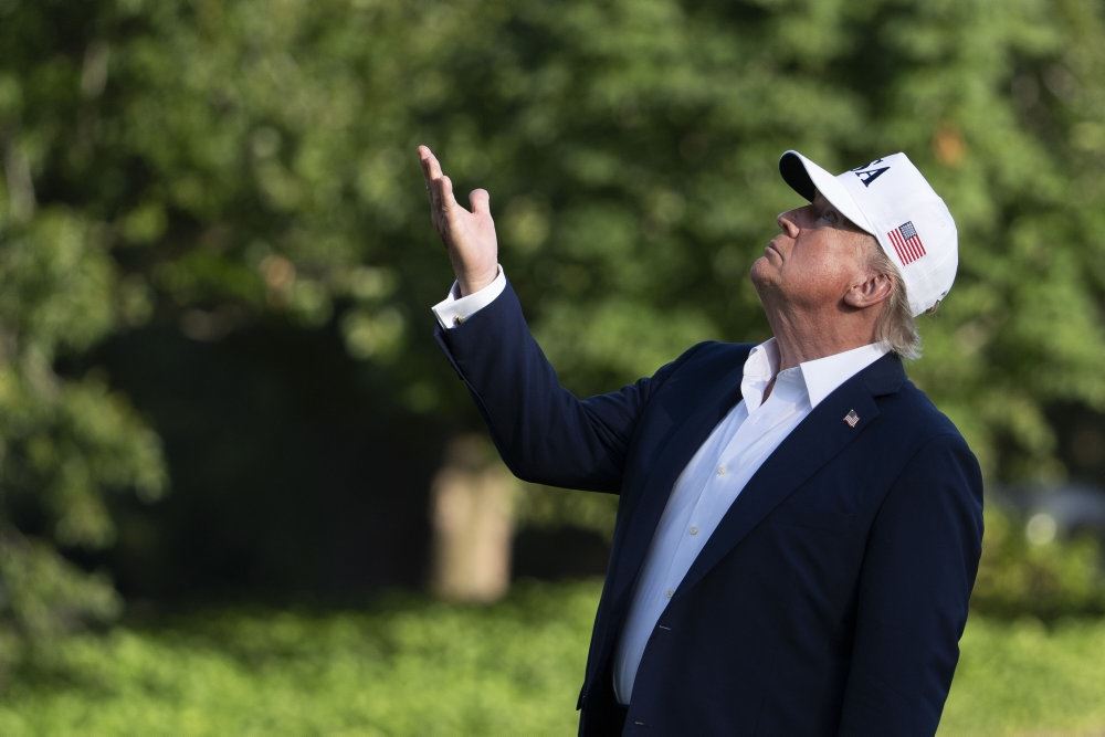 Trump med kasket slår ud med armen