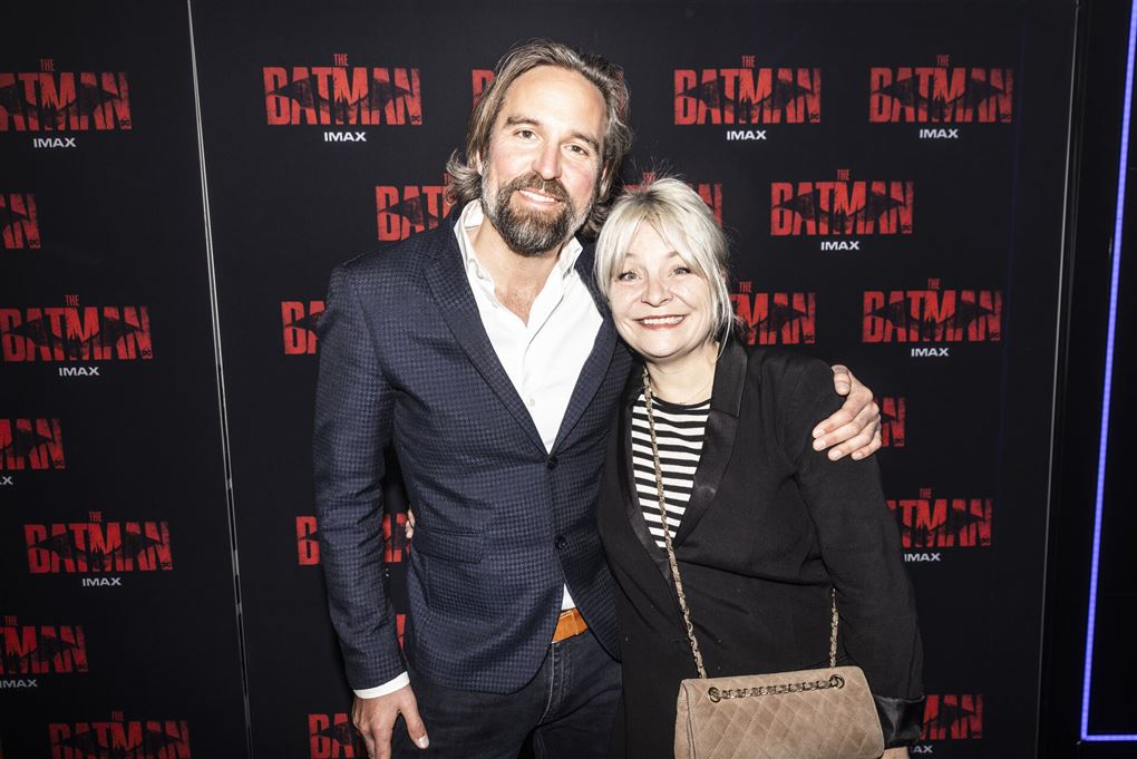 Mads Ulrick Holmstrup og Signe LIndkvist smiler og holder om hinanden