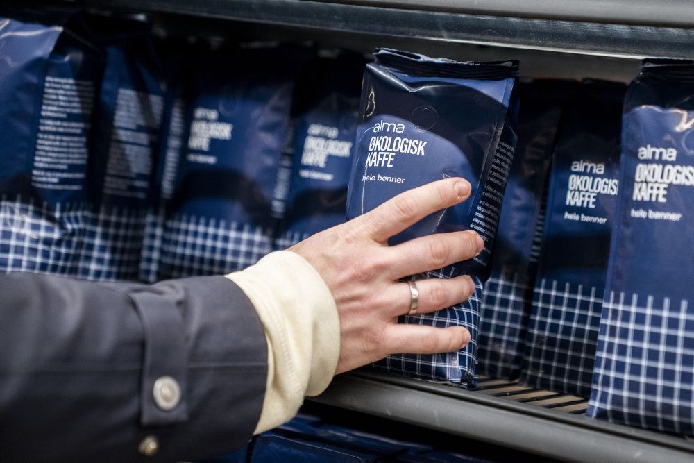 hånd tager kaffe fra en hylde