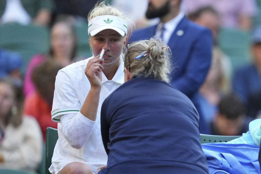 tennisspiller helt i hvidt tøj