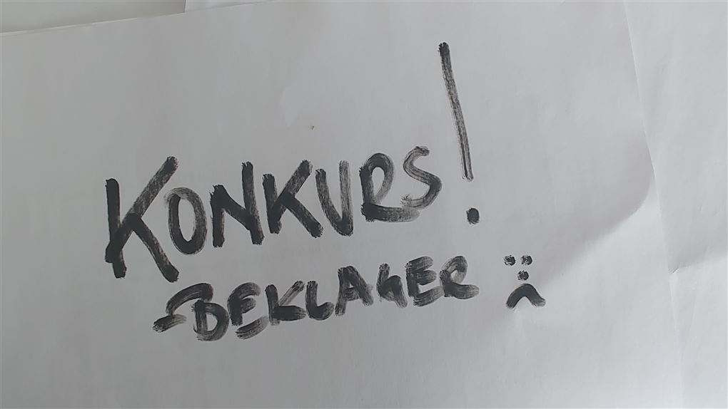 en lap papir med teksten konkurs vi beklager