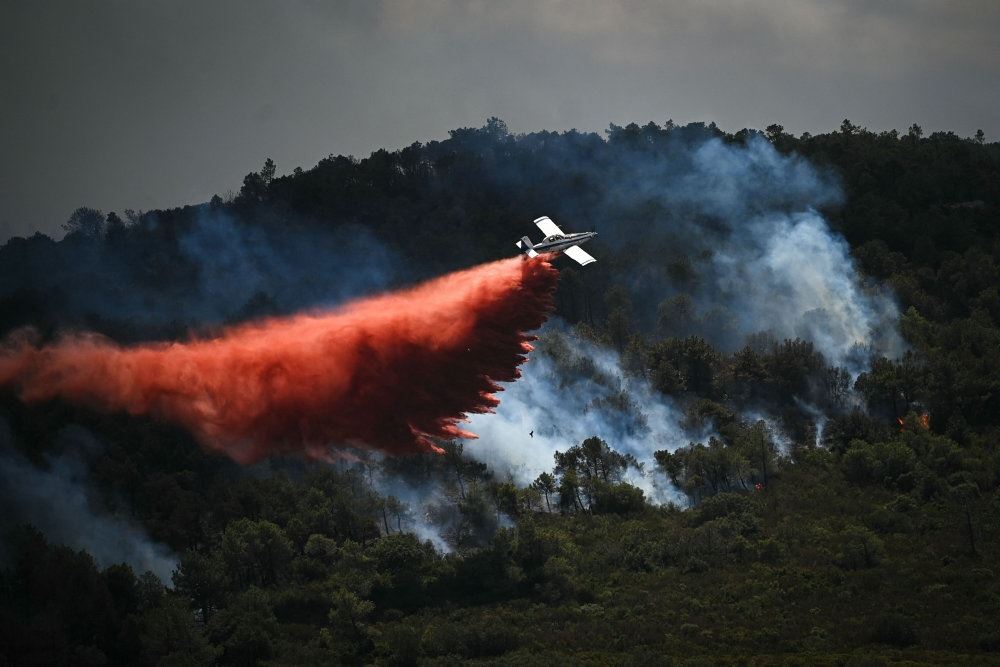 Vandslukningsfly over skovbrand