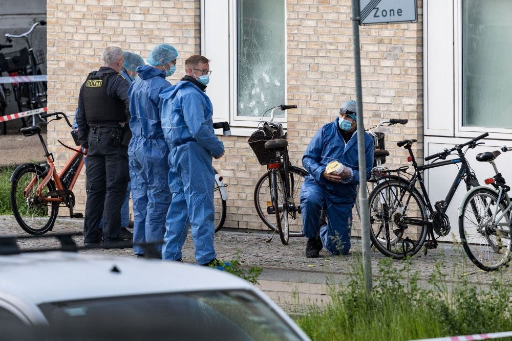 Politifolk i gang med at undersøge gerningssted