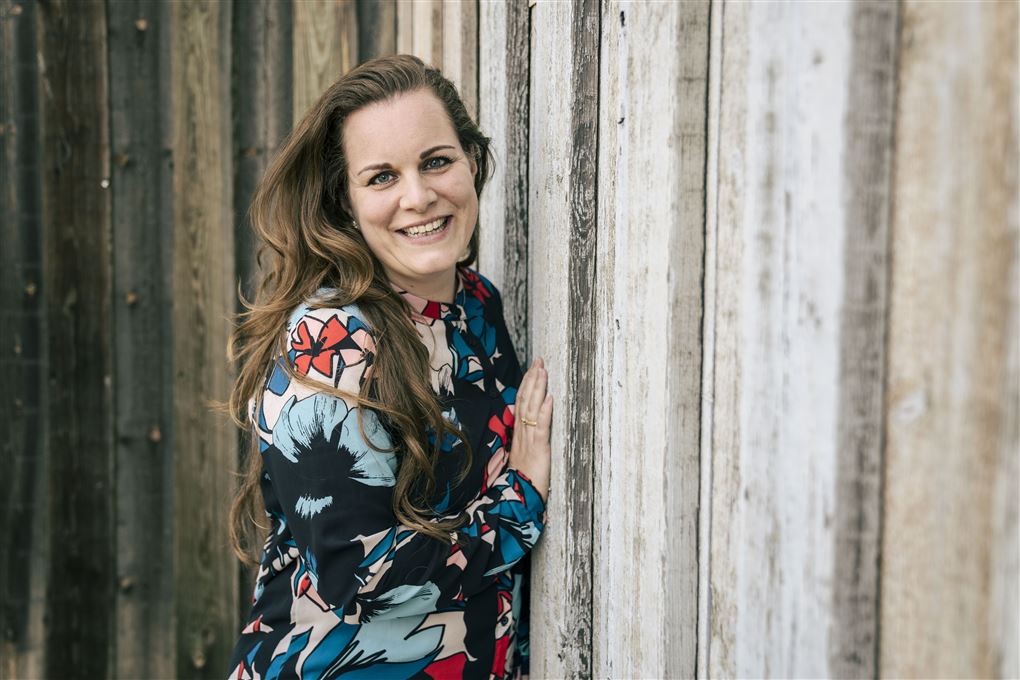skuespiller læner sig op af væg